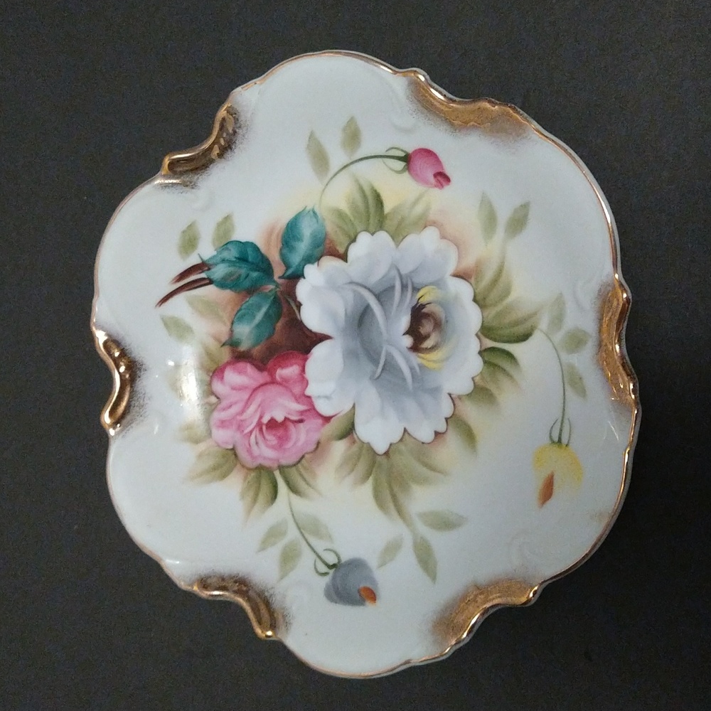 VGUC. Kashmir Rose hand painted roses #3954.